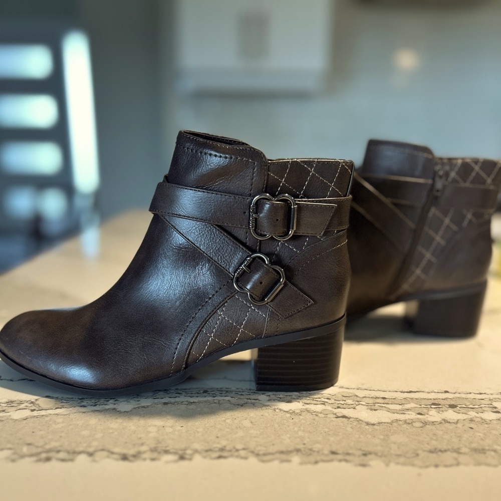 UNISA Woman’s vegan leather Zipper Boots ~ size 7